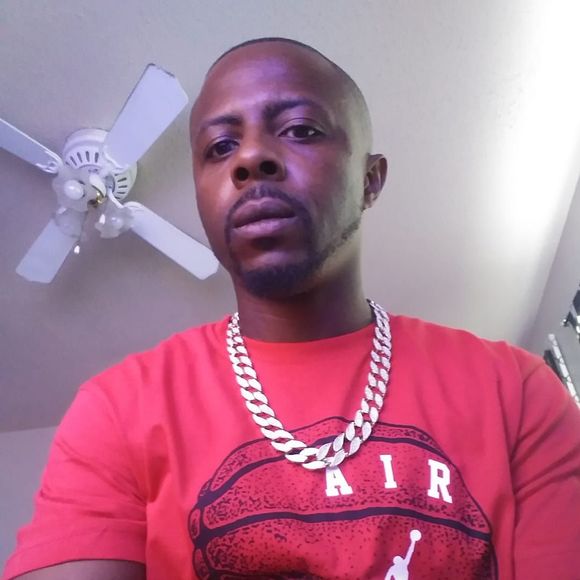 Profile Picture of Broderick Robertson (@broderickrob995) on Poshmark