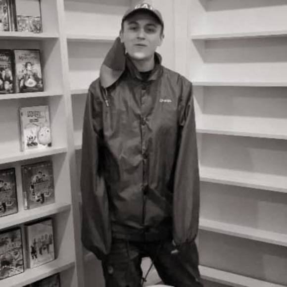 Profile Picture of Scott Blum (@bloomofficial) on Poshmark