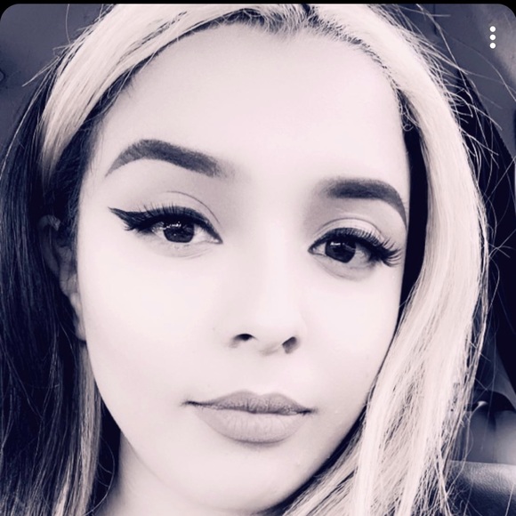Profile Picture of Audrey Robles (@audrobles619) on Poshmark