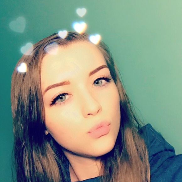 Profile Picture of Laysa Grewell (@laysa1120) on Poshmark