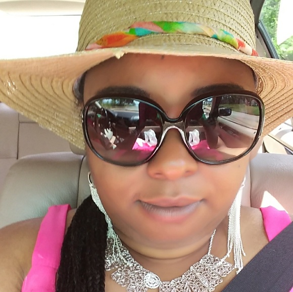 Profile Picture of Amanda Seabrooks (@xhotlavax) on Poshmark