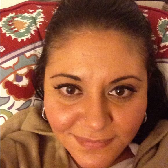 Profile Picture of Danielle De angelis (@ddeangelis916) on Poshmark