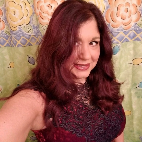 Profile Picture of Deana Transue (@deanaqueena) on Poshmark