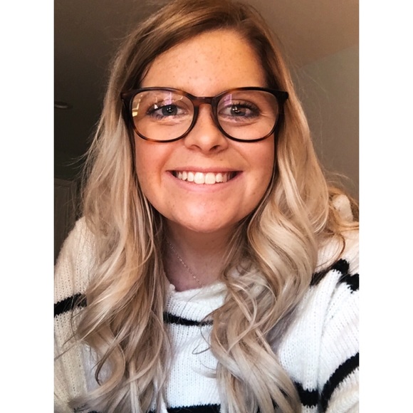 Profile Picture of Anna Uthoff (@annauthoff) on Poshmark