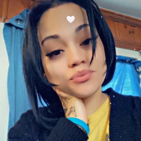 Profile Picture of Crystal Lora (@butterflyzone89) on Poshmark