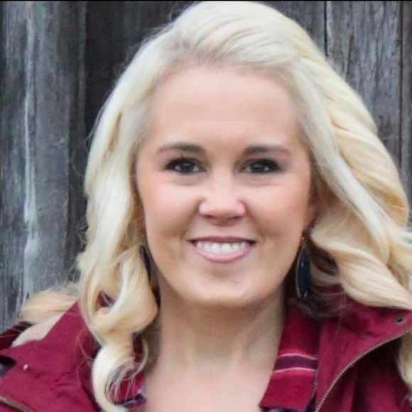 Profile Picture of Amanda Julien pruss (@amanda_julien) on Poshmark