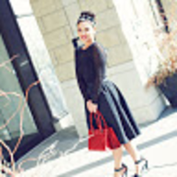 Profile Picture of Danielle Escontrias (@d_escontrias) on Poshmark