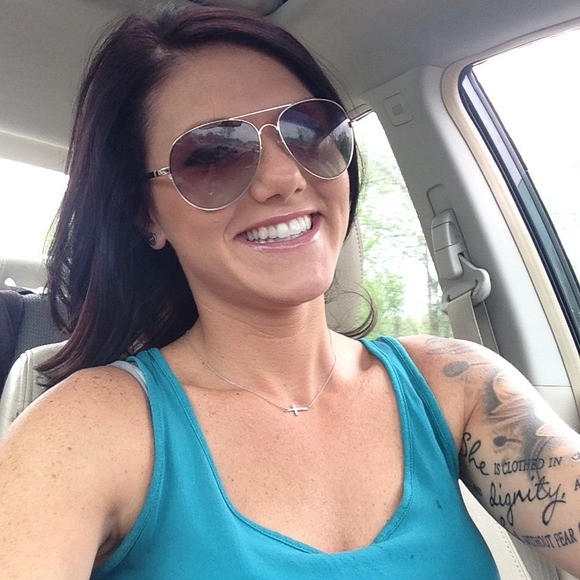 Profile Picture of Lindsey Engel (@lindsey11984) on Poshmark
