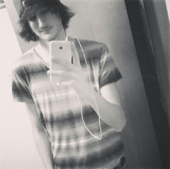 Profile Picture of Tony Petrie (@tpetrie5907) on Poshmark