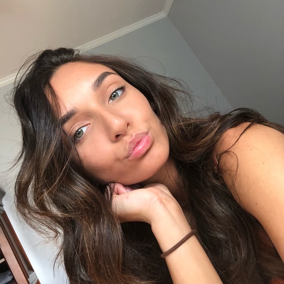 Profile Picture of Veronica Witting (@vwitting) on Poshmark