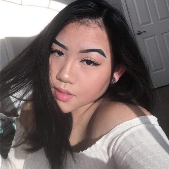 Profile Picture of Faith k. vang 💛 (@faithhvangg) on Poshmark