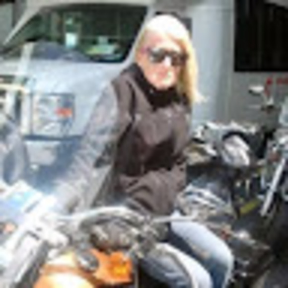 Profile Picture of Lynn Lambert (@lynnlife) on Poshmark