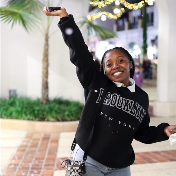 Profile Picture of Leah Snell (@leahsanaa) on Poshmark