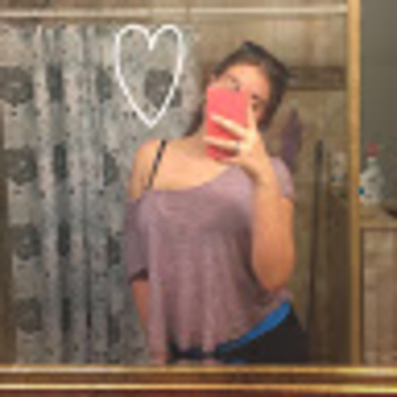 Profile Picture of Alexa Arguello (@aalexaaa7) on Poshmark