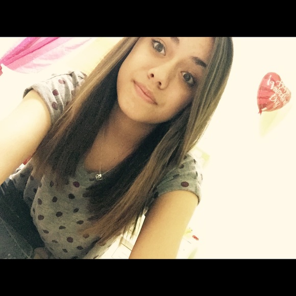 Profile Picture of Elizabeth Binef (@ellie123007) on Poshmark