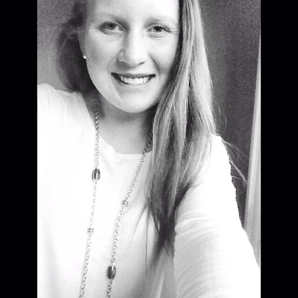 Profile Picture of Abby Lowe (@abbylowe20) on Poshmark