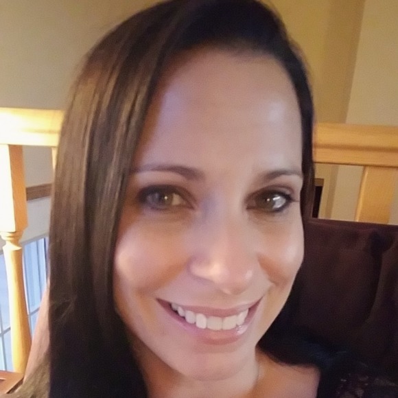 Profile Picture of Jackie Lamppa (@jackielamppa) on Poshmark