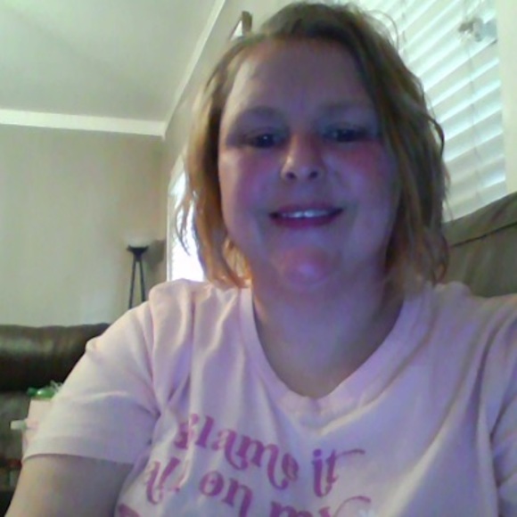 Profile Picture of Betsy Fredell (@fredellbetsy84) on Poshmark