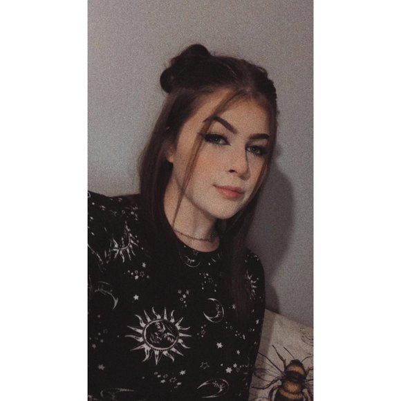 Profile Picture of Tori Barnes (@toribarnes1213) on Poshmark