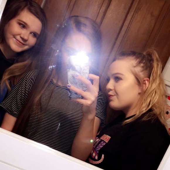 Profile Picture of Madison Hoiles (@madisonnnhoiles) on Poshmark