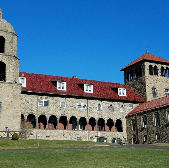 Profile Picture of Holly Breece (@uhlb011) on Poshmark