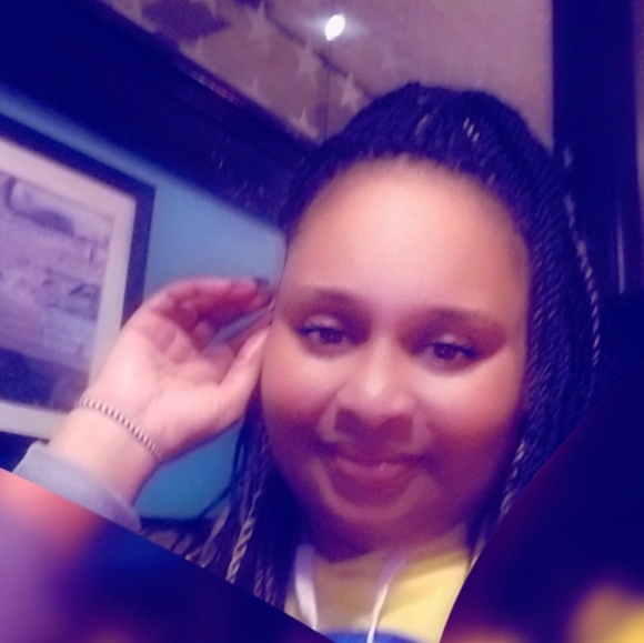 Profile Picture of Lenetia Andrews (@luvness25) on Poshmark
