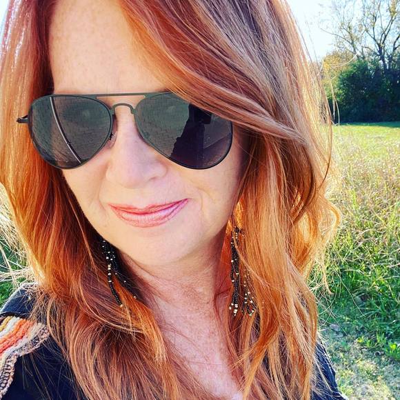 Profile Picture of Tammye Howell (@tammyemhowell) on Poshmark