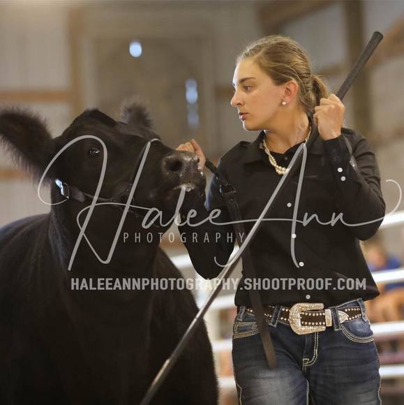 Profile Picture of Delaney Schneder (@delaneyschneder) on Poshmark