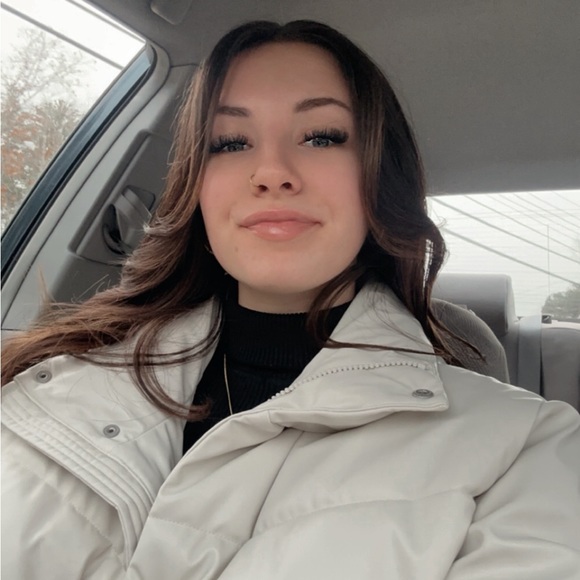 Profile Picture of Kyleigh Fanny (@kyleighfanny) on Poshmark