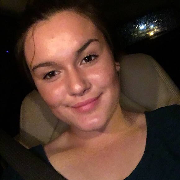 Profile Picture of Cat Elortegui (@cattt1022) on Poshmark
