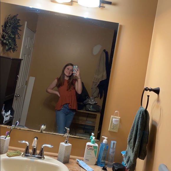 Profile Picture of Ava Niehoff (@ava_niehoff) on Poshmark