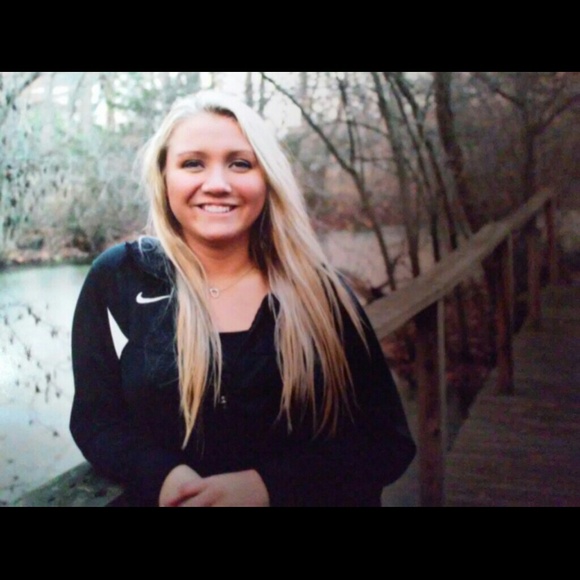Profile Picture of Bailey Papaj (@bpapaj) on Poshmark