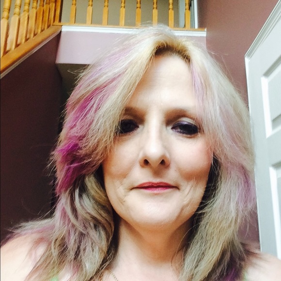 Profile Picture of Karen Wood (@kwood1163) on Poshmark