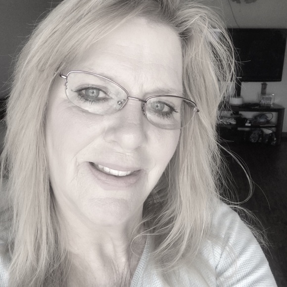Profile Picture of Rhonda Avellone (@rpavellone) on Poshmark