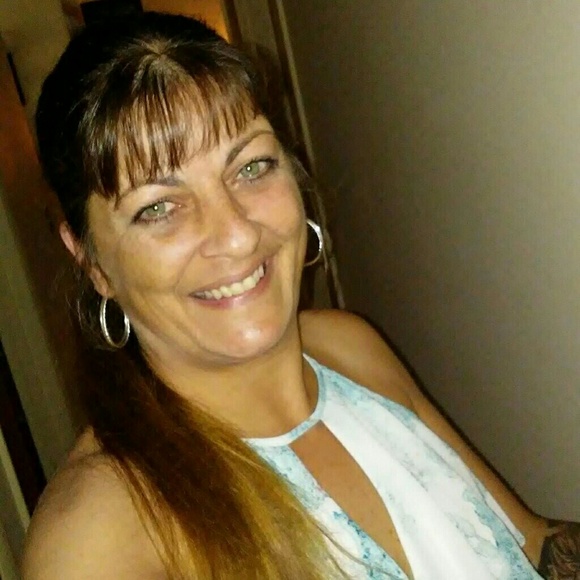 Profile Picture of April Thompson (@thompsongirl74) on Poshmark