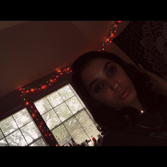 Profile Picture of Elizabeth Rishforth (@elizabeth_r90) on Poshmark
