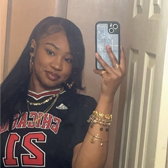 Profile Picture of Emma Guthridge (@emmajamela) on Poshmark