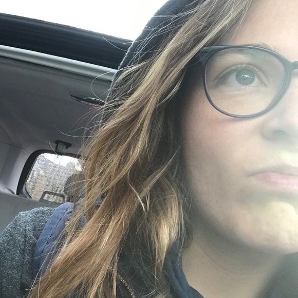 Profile Picture of Elizabeth Shearon (@e_shearon) on Poshmark