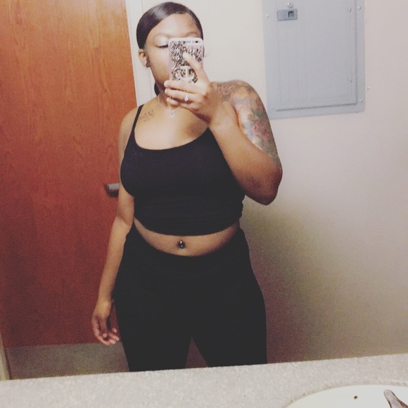 Profile Picture of Davea Hudson (@davishalaynce) on Poshmark