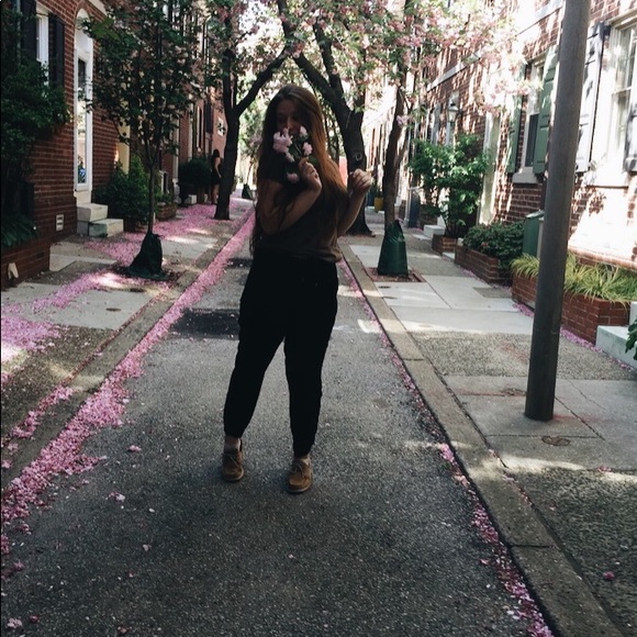 Profile Picture of Hannah Levay (@hannahl3) on Poshmark