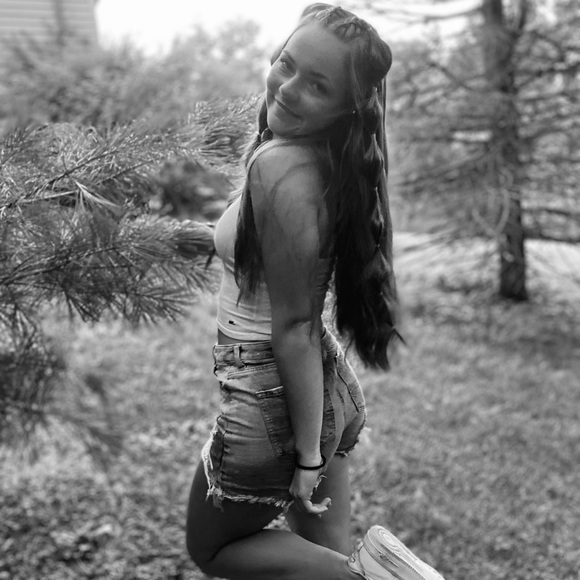 Profile Picture of Breanna Oliviero (@breannaoliviero) on Poshmark