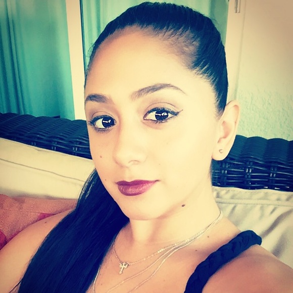 Profile Picture of Lina Lenis (@linalefa87) on Poshmark