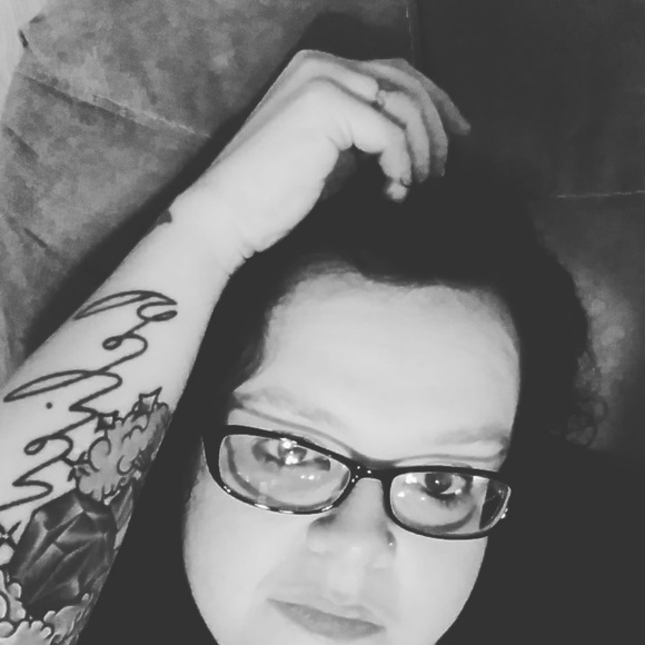 Profile Picture of Amanda Close (@ajclose84) on Poshmark