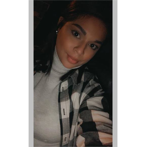 Profile Picture of Dammaris Chavez (@deearanza) on Poshmark