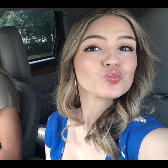 Profile Picture of Lexi Hymel (@leximhymel) on Poshmark