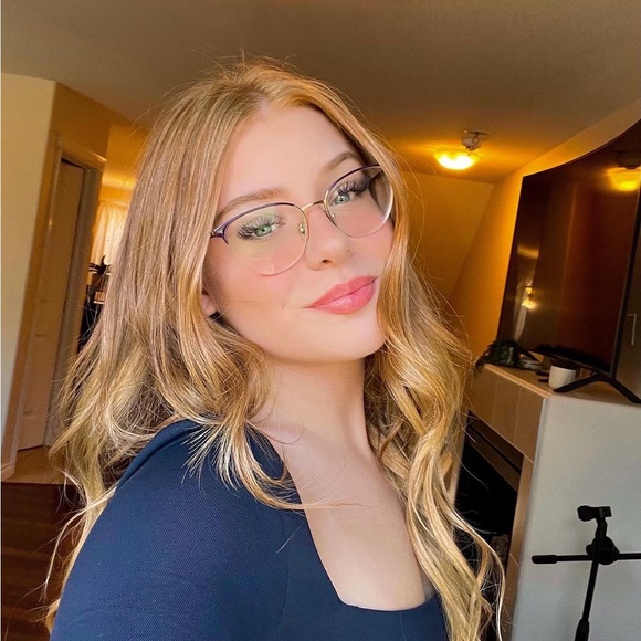 Profile Picture of Jenna Burry (@jennaburry) on Poshmark