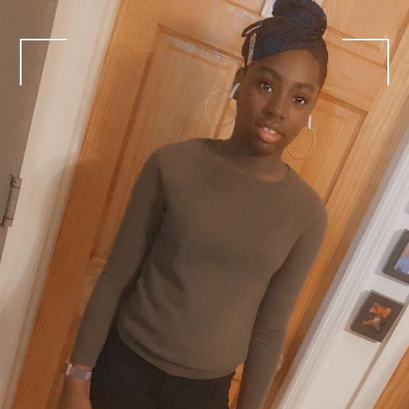 Profile Picture of Mya Saxby (@myasaxby) on Poshmark