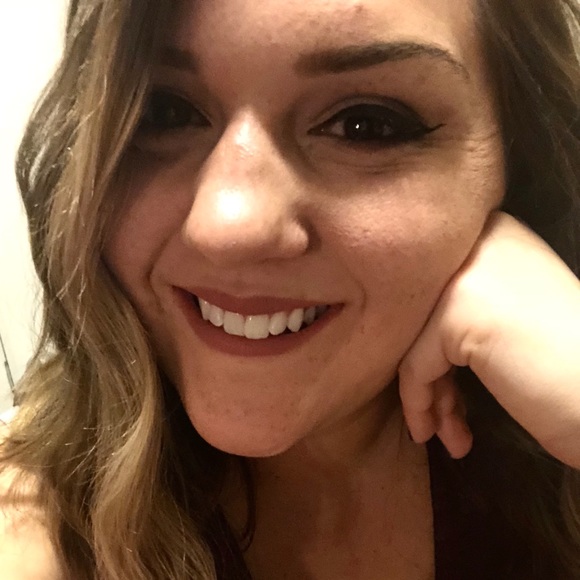Profile Picture of Cassidy Manetta (@manettac) on Poshmark
