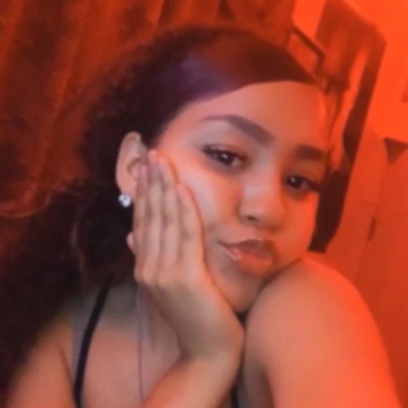 Profile Picture of Zoey King (@clothesbyzoey) on Poshmark
