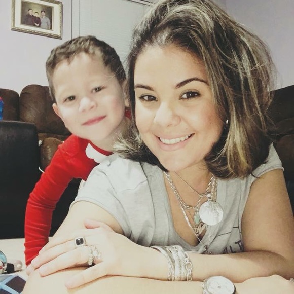 Profile Picture of Mary Araque (@maryaraque) on Poshmark